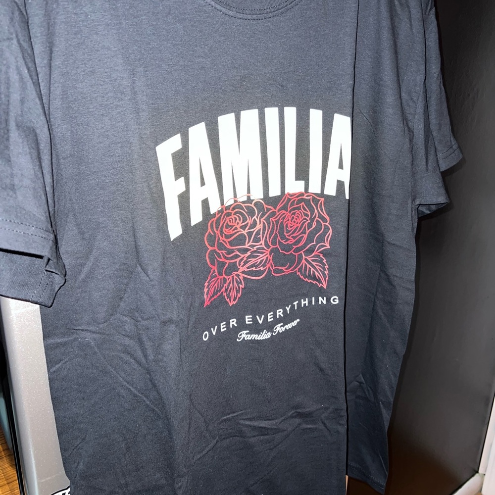 LA FAMILIA Short Sleeve T-Shirt